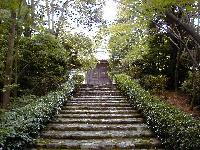 ���a�ւ̊K�i�i�ʍs�s�j